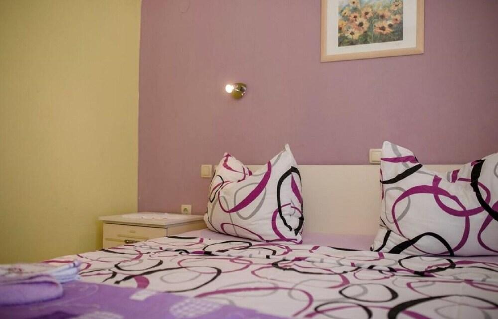 Mig - With Beautiful Garden - A4 Zeleni