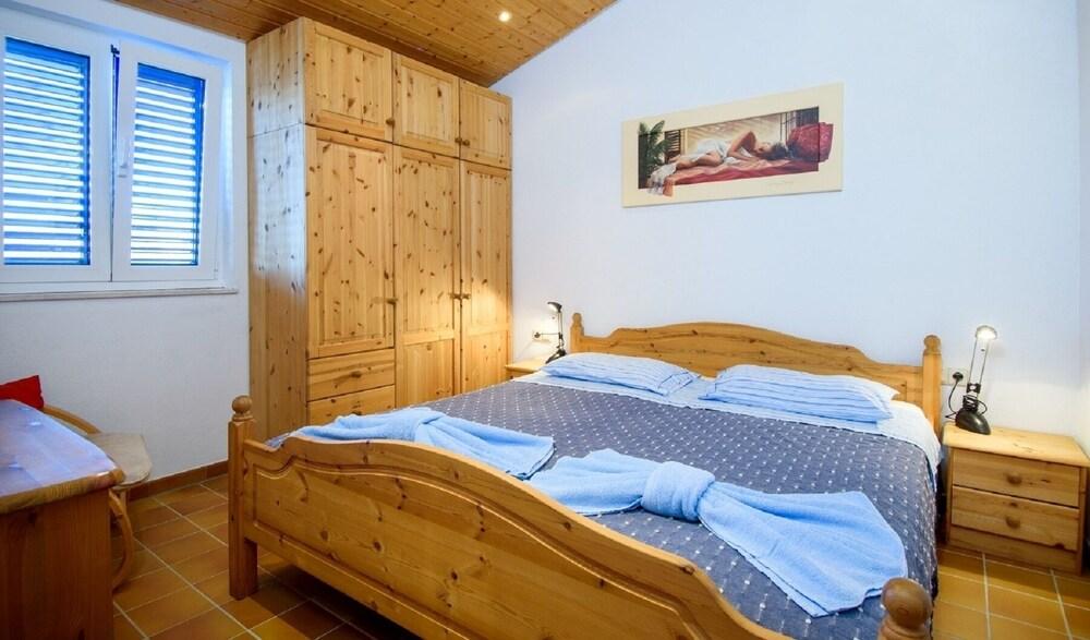 Modri Dragulj - With Pool - A3