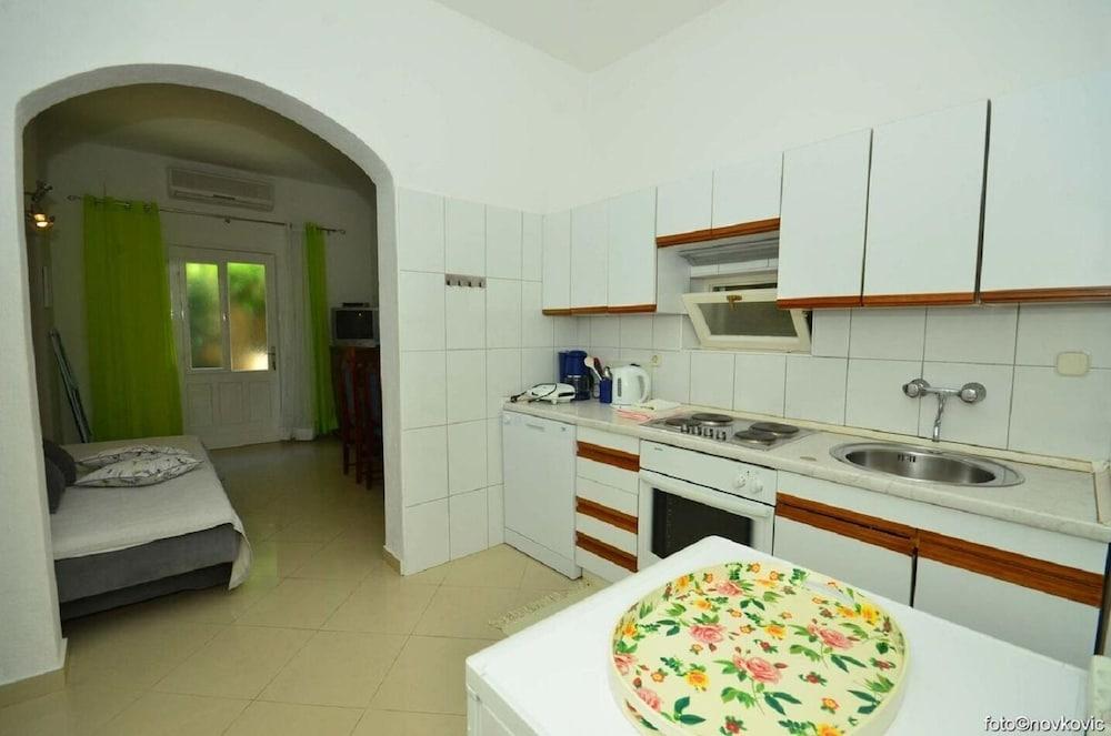 Cvita - 150 m From Pebble Beach - A4