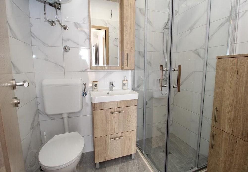 UGA - Perfect Location - A2 - Vito