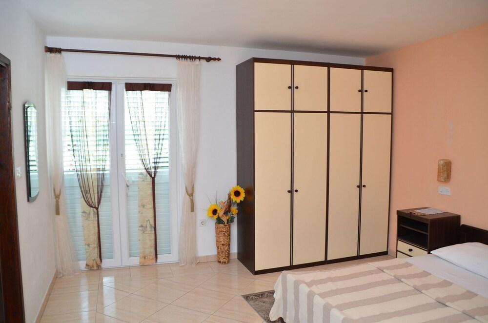 Ruža - Peaceful Area & Parking - A1