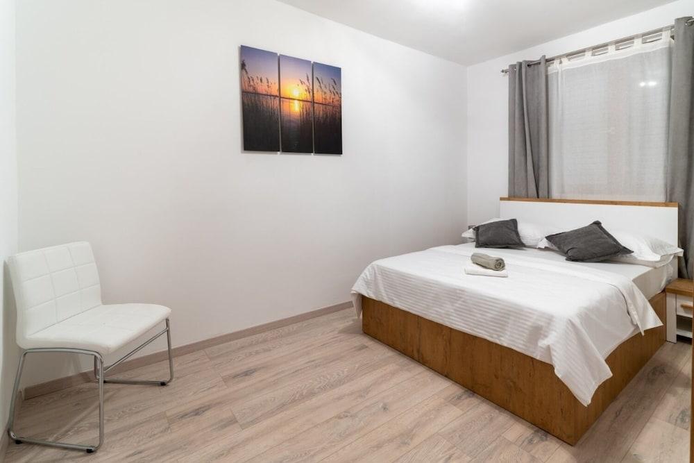 Lux 1 - With Pool - A4