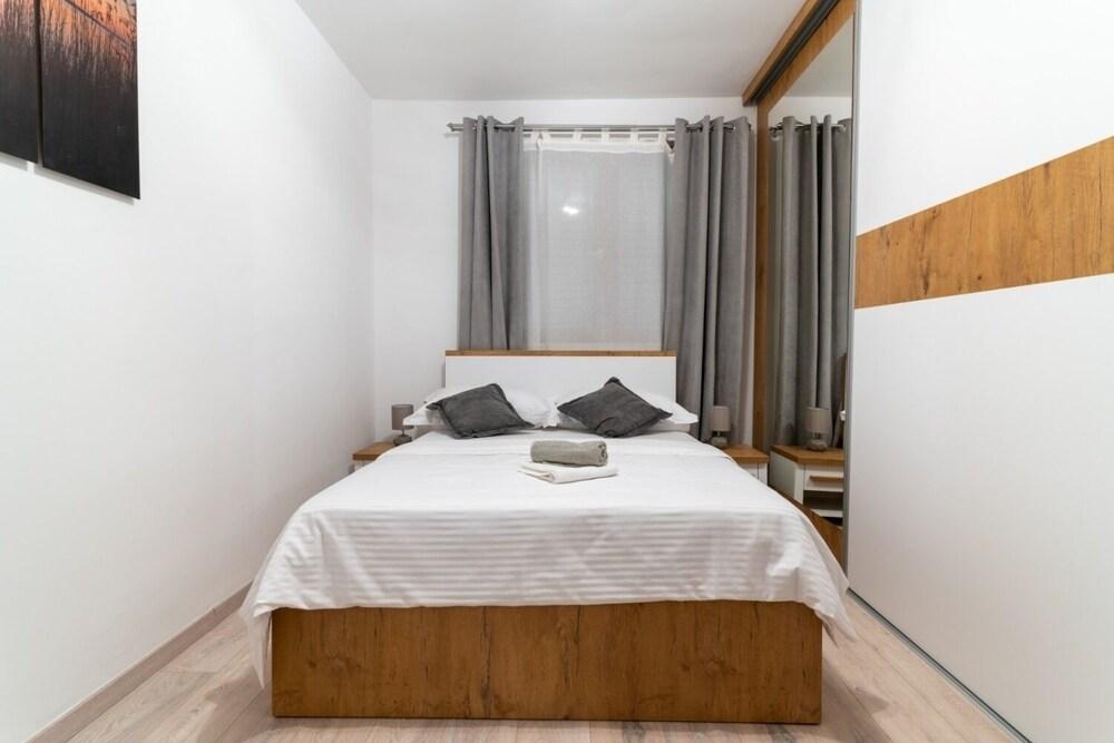 Lux 1 - With Pool - A4