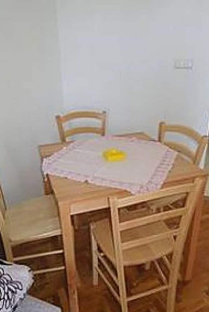 Josi - Free Parking - A2