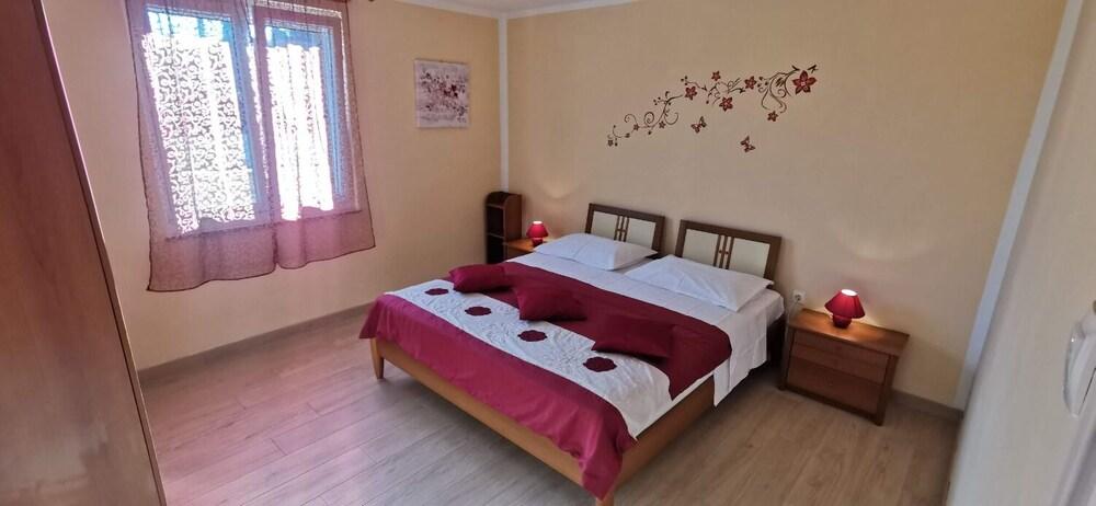 Nadica - Close to Center - A1