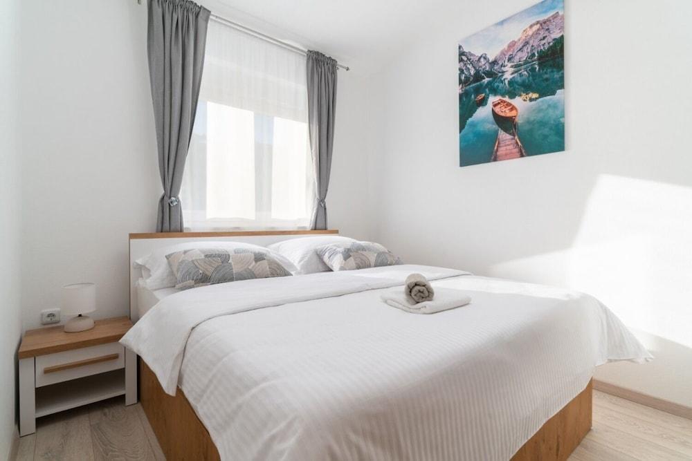 Lux 3 - Heated Pool - A6