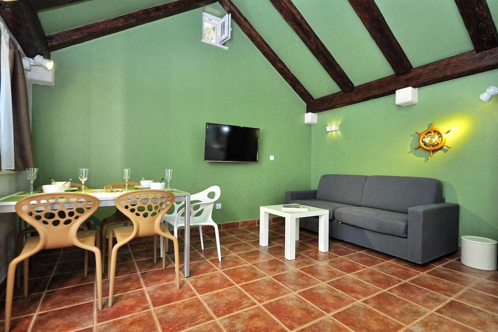 Tonka - With Pool - H