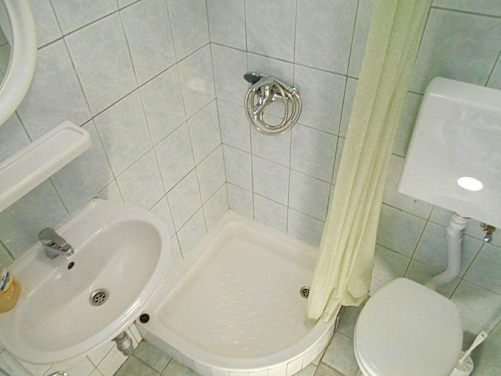 Naki - Terrace & Free Parking - SA1