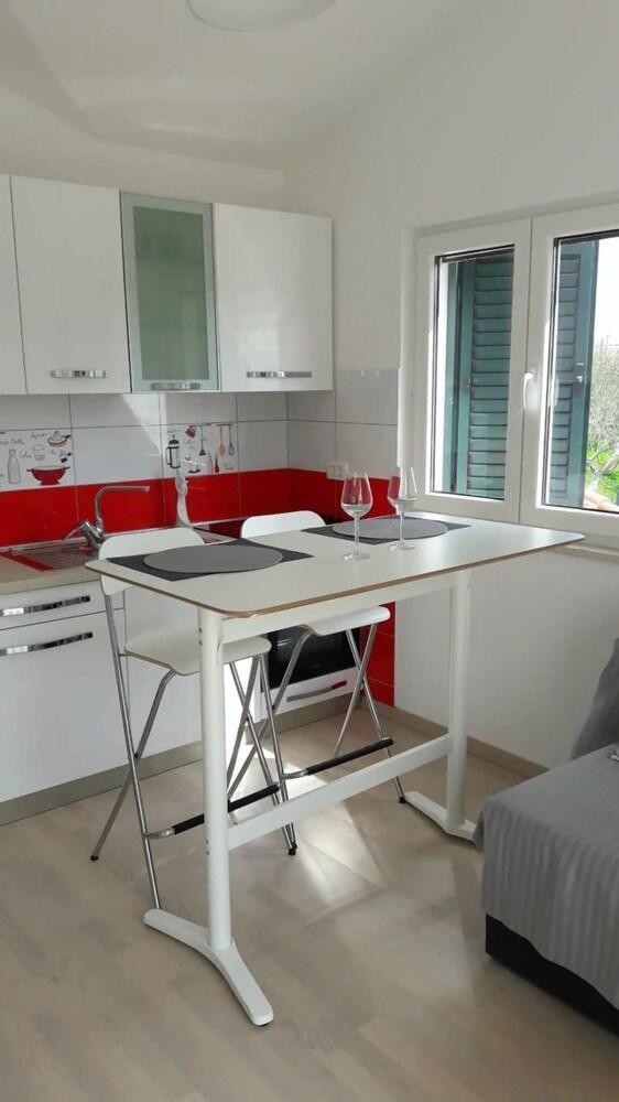 Viki - With Heated Pool - H