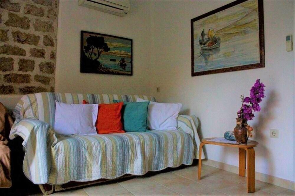 Draga - Traditional & in Center - A1