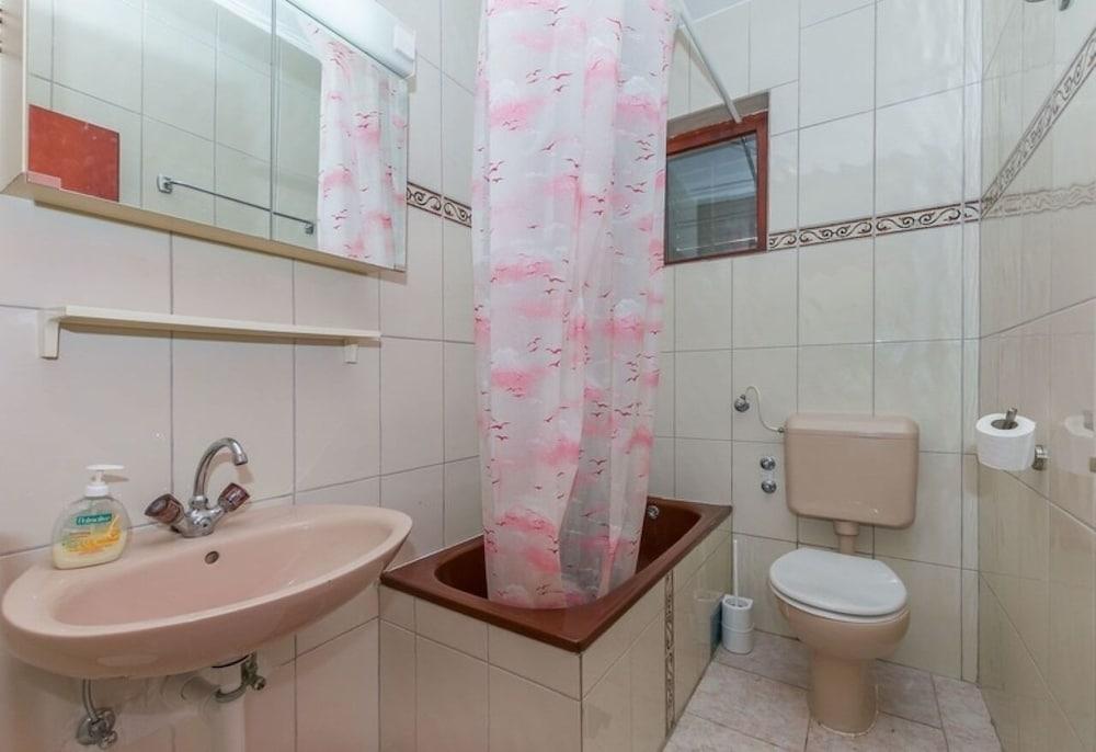 Mari - Great Location 30m From the sea - A1 Donji