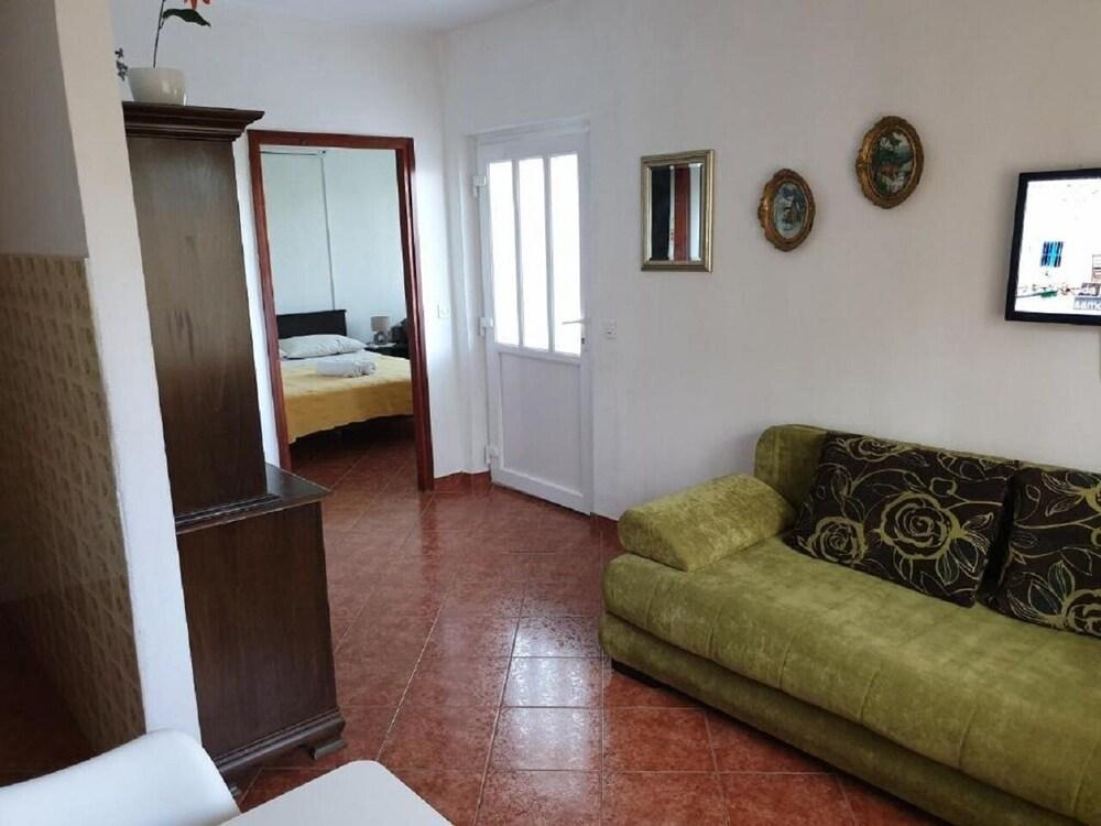 Nina - Free Private Parking - A4