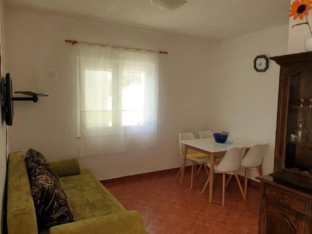 Nina - Free Private Parking - A4