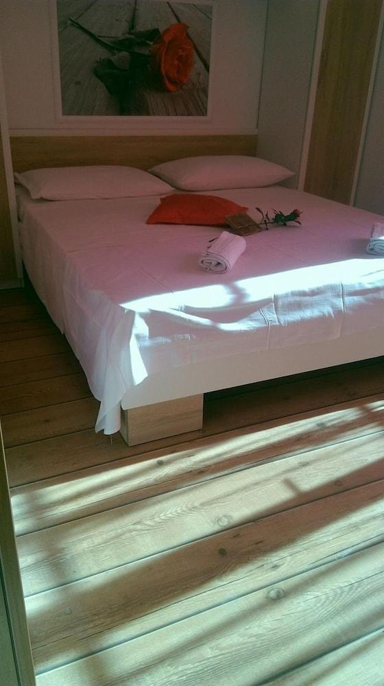 Rest - Comfortable & Close to Center - A1