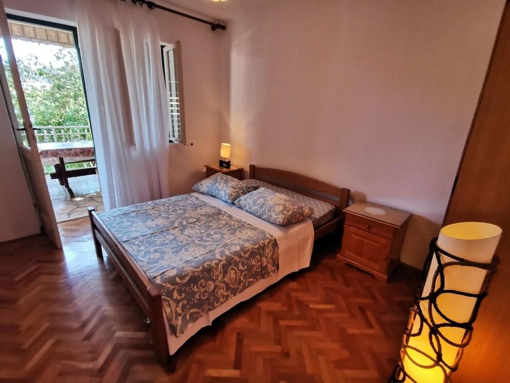 Srđan - 10 m From the Beach - A1