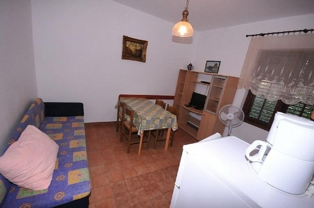 Pere - Parking and Barbecue - A2