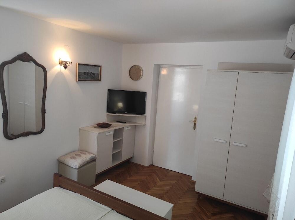 Zdene - With Parking - SA2