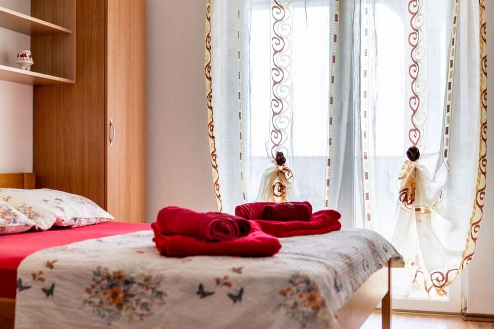 Nada- sea View - A2 - Crveni