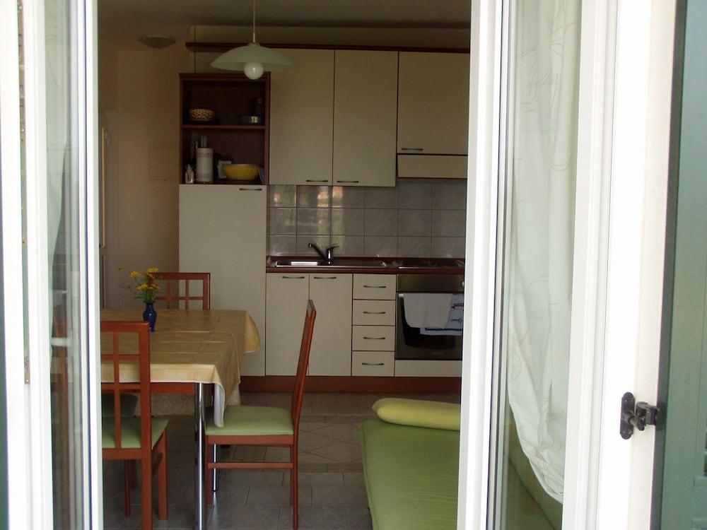 Lado - Free Parking - A1