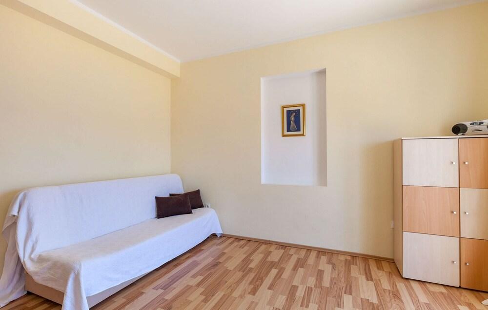 Ana - Free Parking - A4