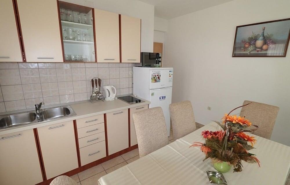 Jovize - Free Parking - A6