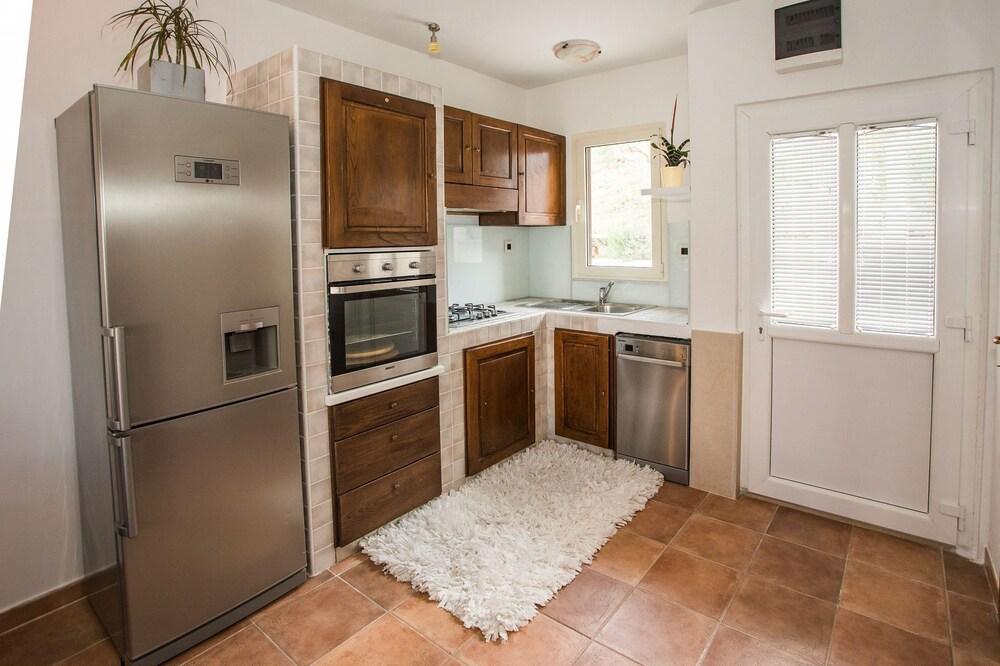 Suzi1 - With Pool - H