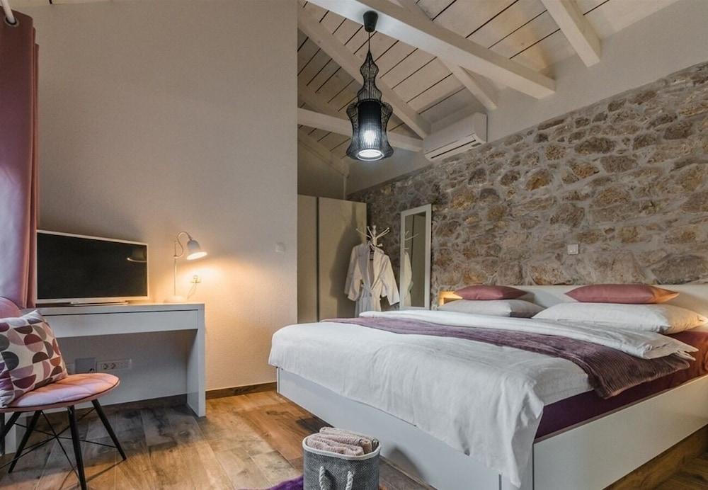 Leonarda - Luxury Stone House - H