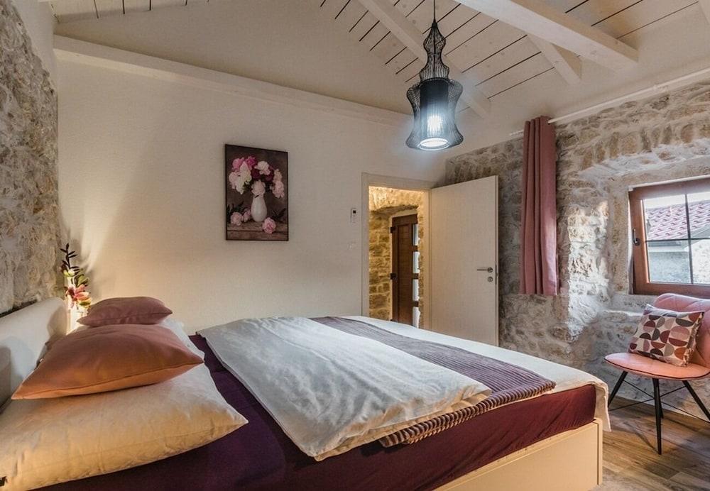 Leonarda - Luxury Stone House - H