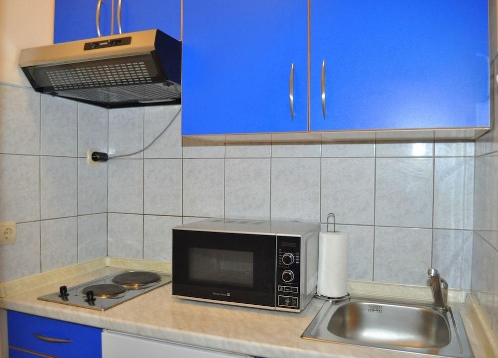 Ivi - big Parking and Courtyard - SA5