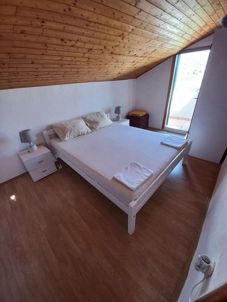 Ivica1- Great Location Next to the sea - H