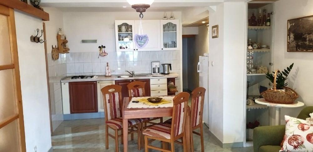 Mate - With Pool - H