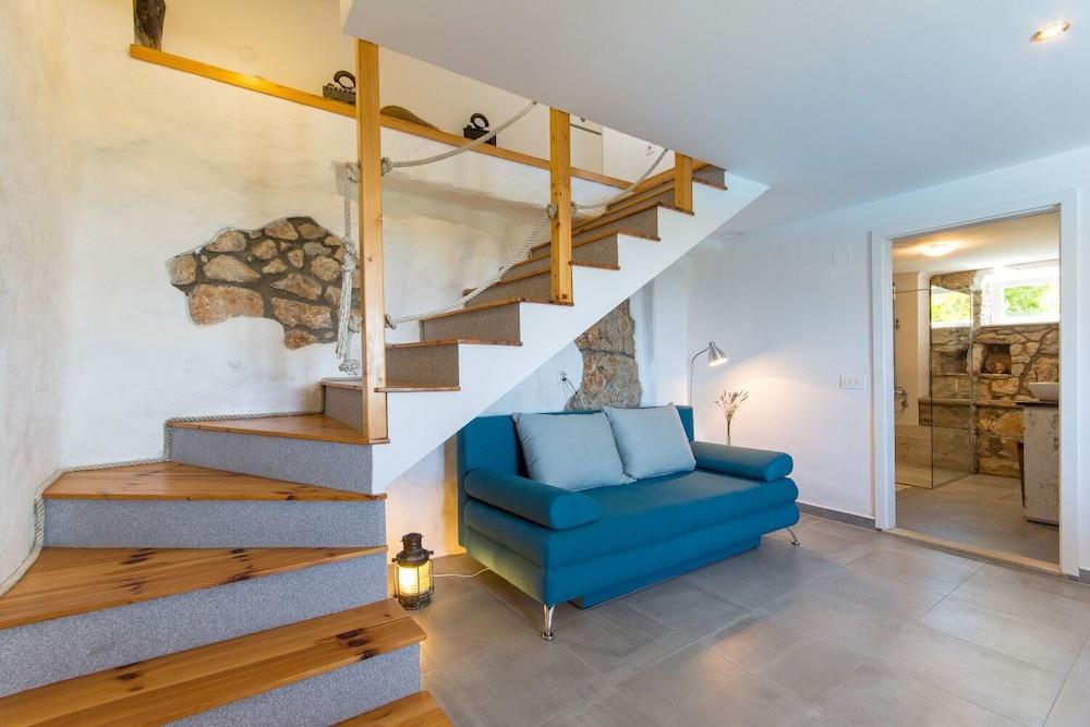 Stone - Pool House - H