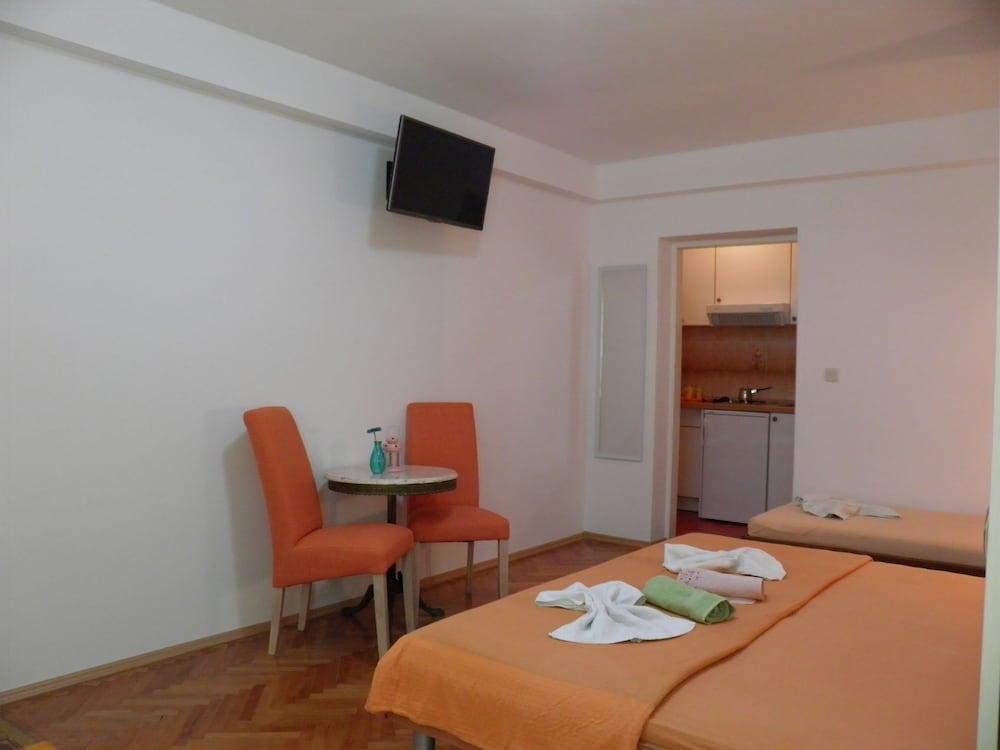 Angela - With Beautiful Courtyard - SA3