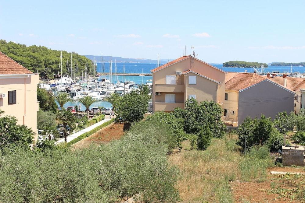 Ivy - Free Parking - A3