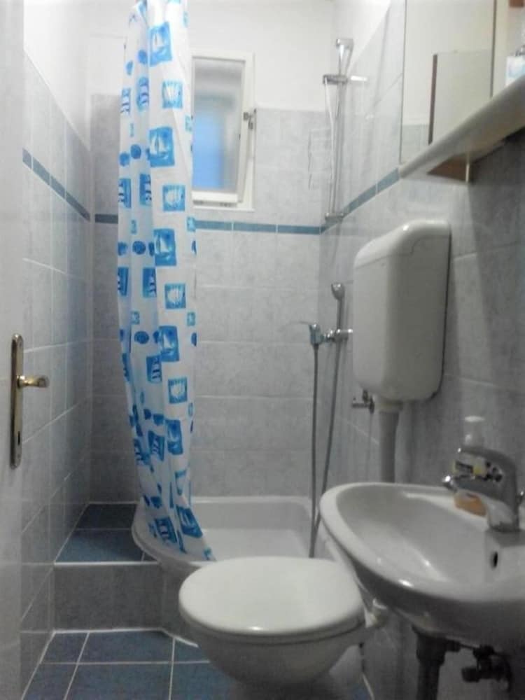 Dane - Free Parking - A1