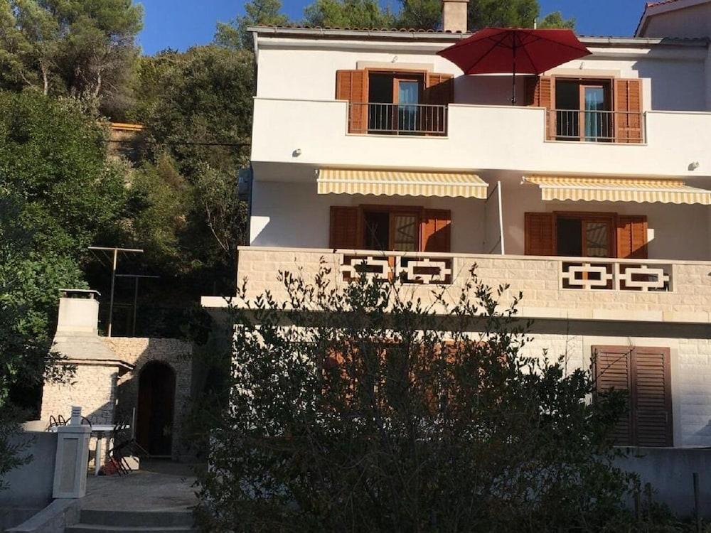 Boro - Free Parking and Grill - A2