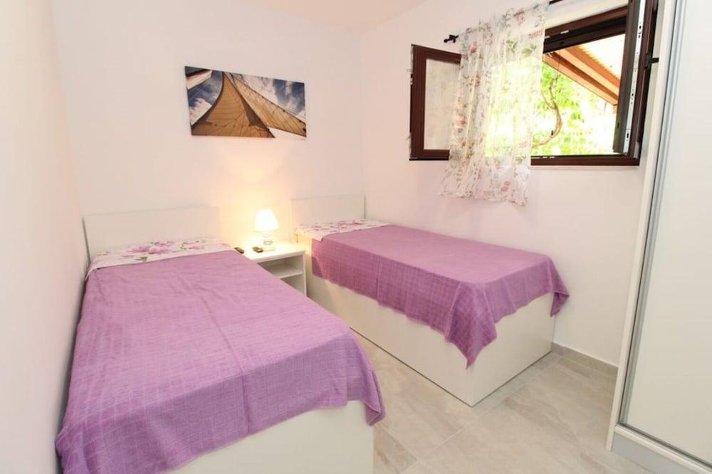 UGA - Perfect Location - A1-marin