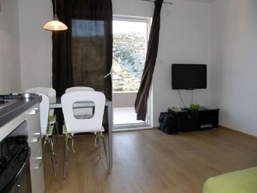 Ljubi - 20 m From Beach - A3 Zeleni