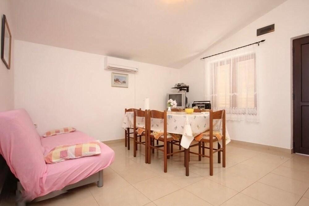 Glory - 80m From Beach - A1