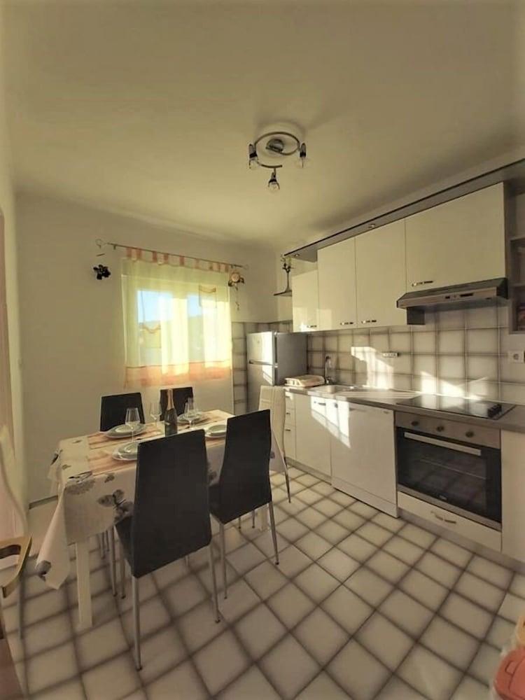 Dani - Free Parking - A1