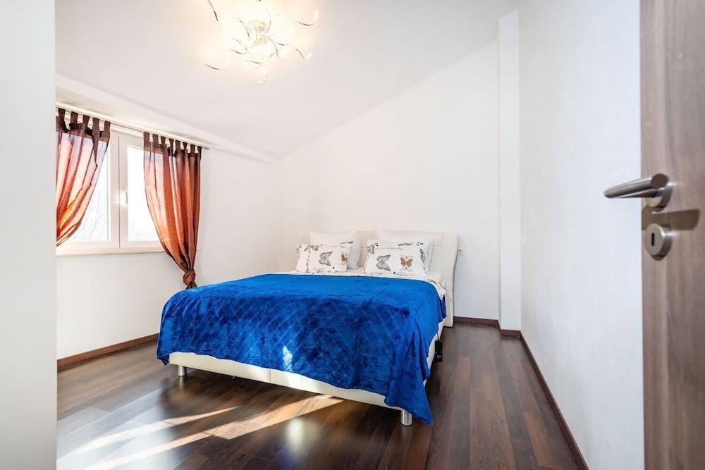 Tome - Comfortable & Modern - H