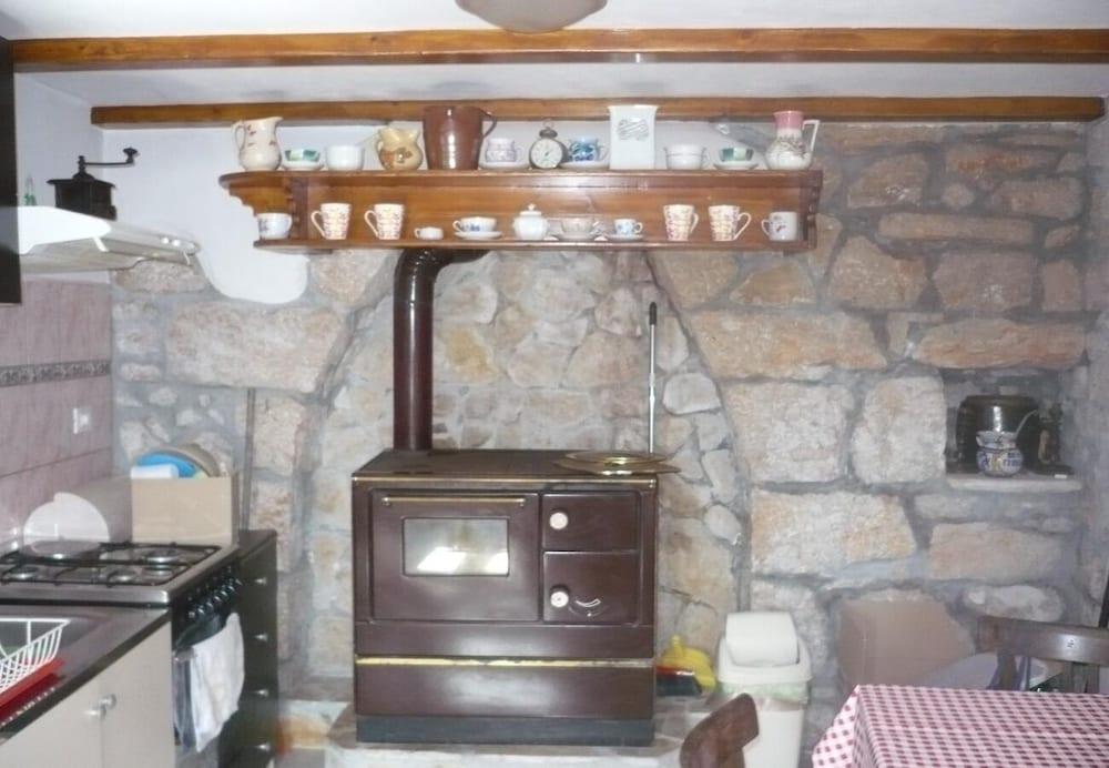 Old Stone - Parking - H