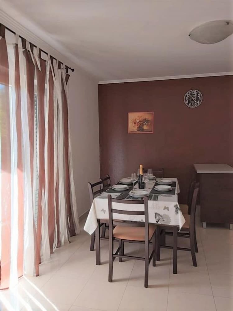 Dani - Free Parking - A2