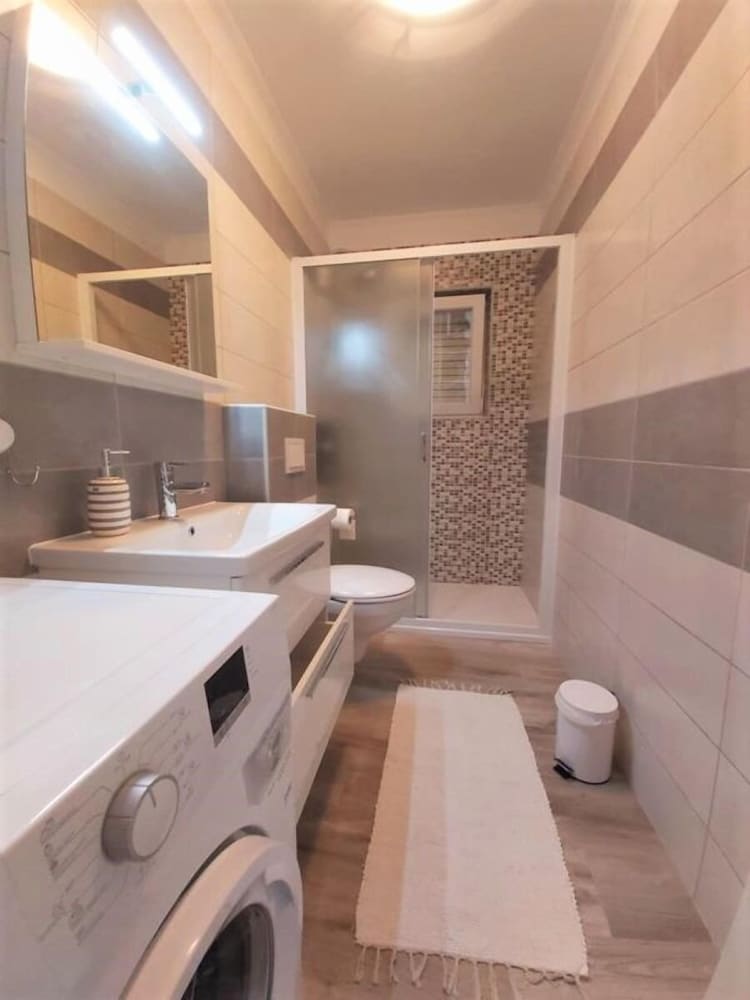 Dani - Free Parking - A2