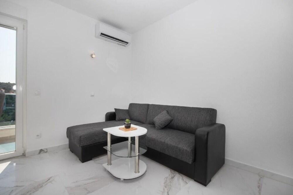 Dragan - With Pool and Seaview - A2