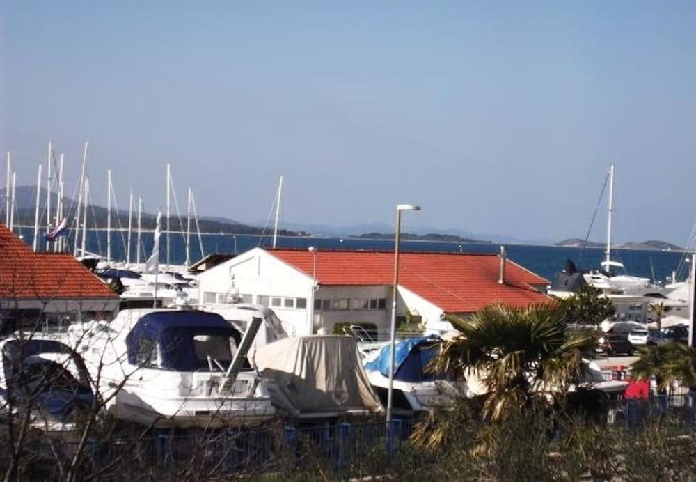 Stipe - Free Parking - A2