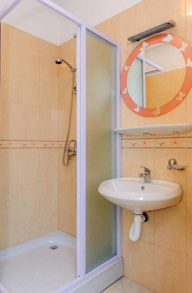 Ljuba - in Center & Close to the Beach - A2