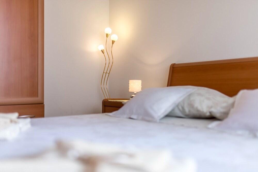 Neda - Charming and Comfy - A1