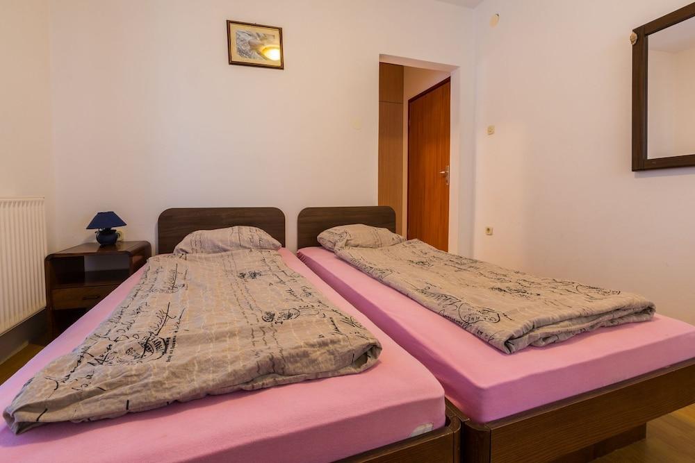 Tomica - Open Pool - A2 Mali