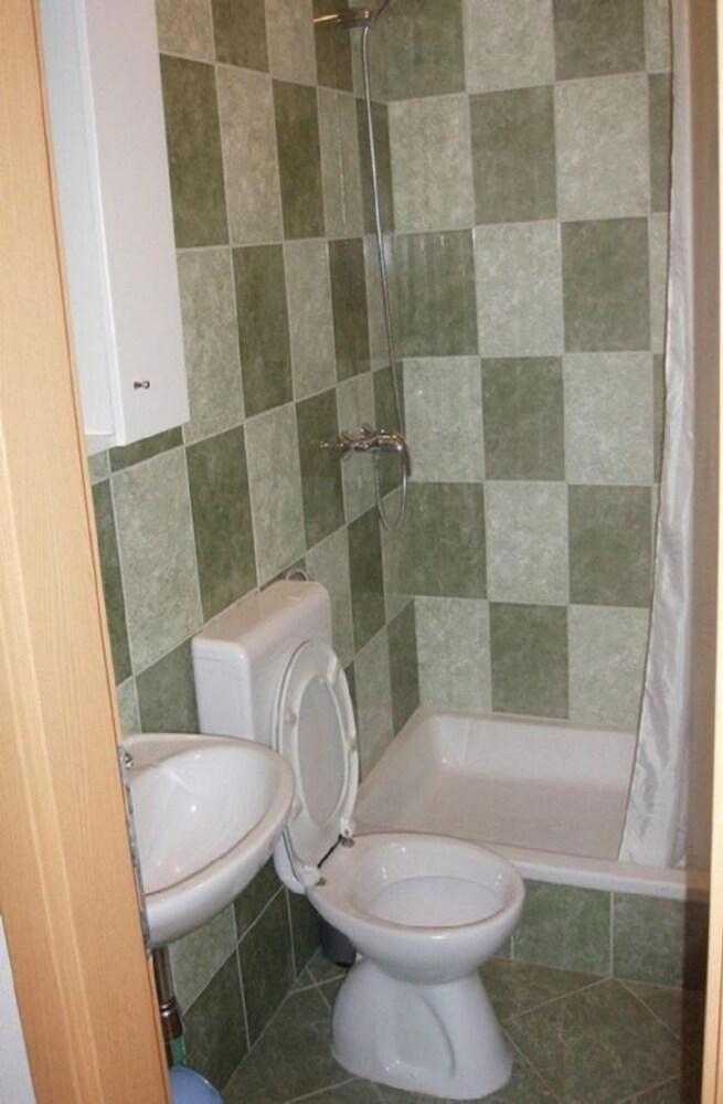 Mir - Free Parking - A4